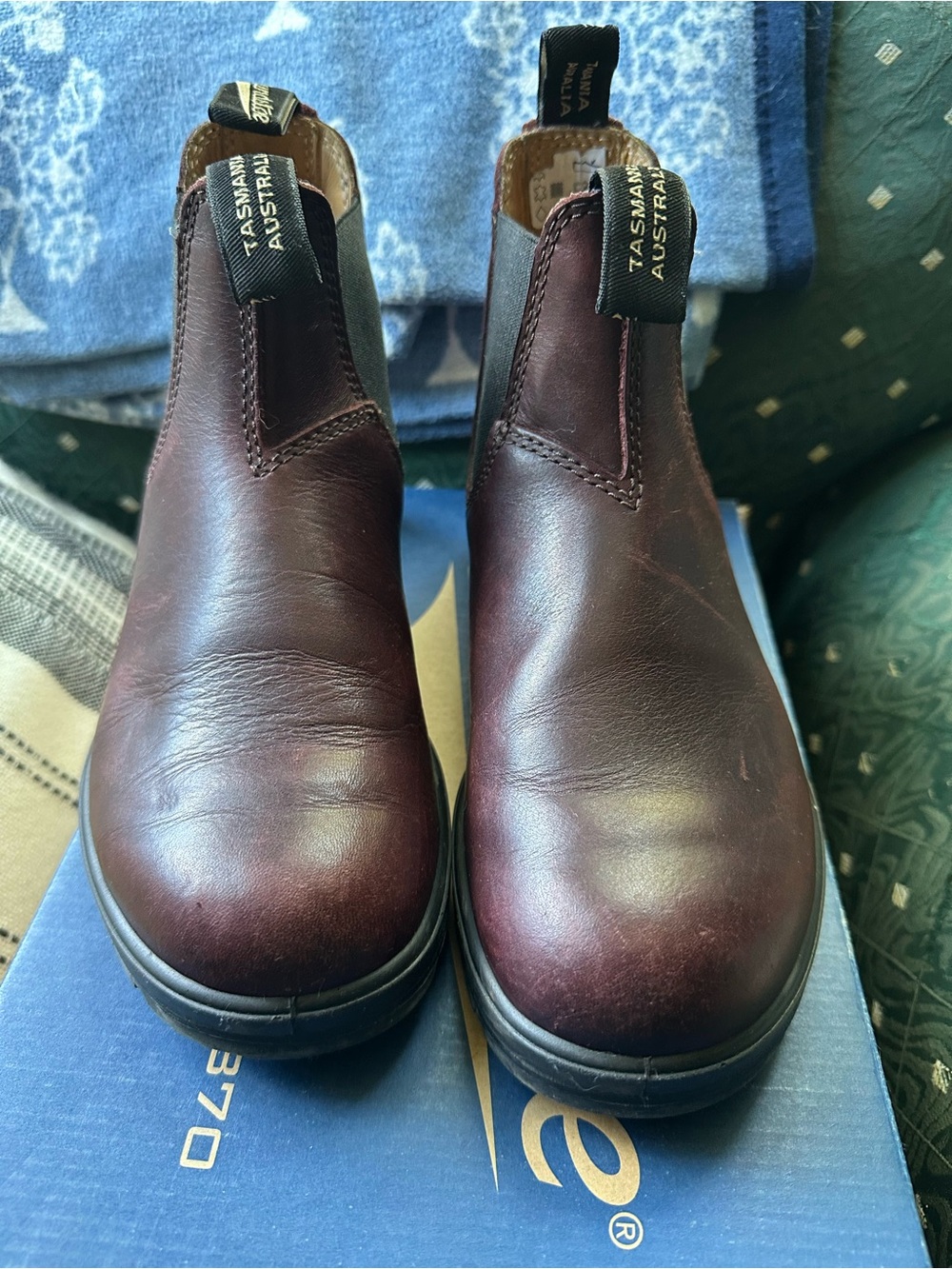 Blundstone Chelsea Boots in Burgundy Brown - Picture 2 of 7